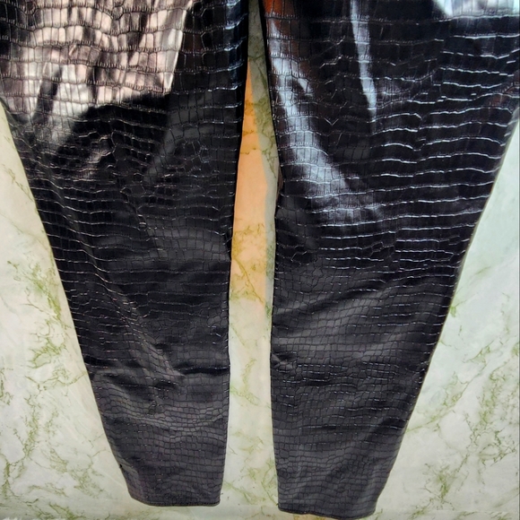 MISSGUIDED Black Reptile Patterned Polyurethene Skinny Pants - Picture 9 of 12
